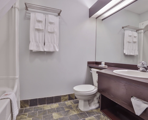 salle de bains comfort inn & suites saint-jérôme